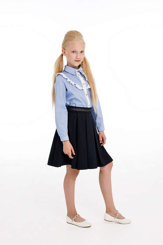 Голубая школьная блузка с воланом белого цвета