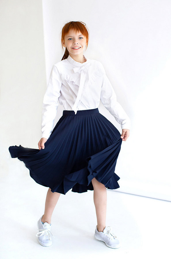 Белая школьная блузка с воланом на лифе и бантом