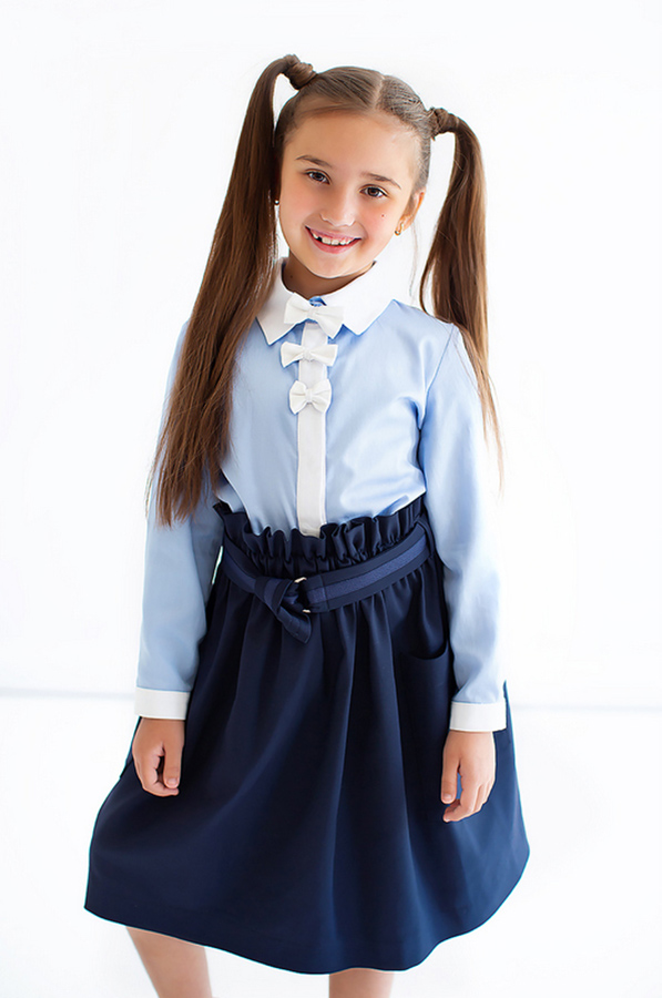 Голубая школьная блузка с белой планкой и бантами