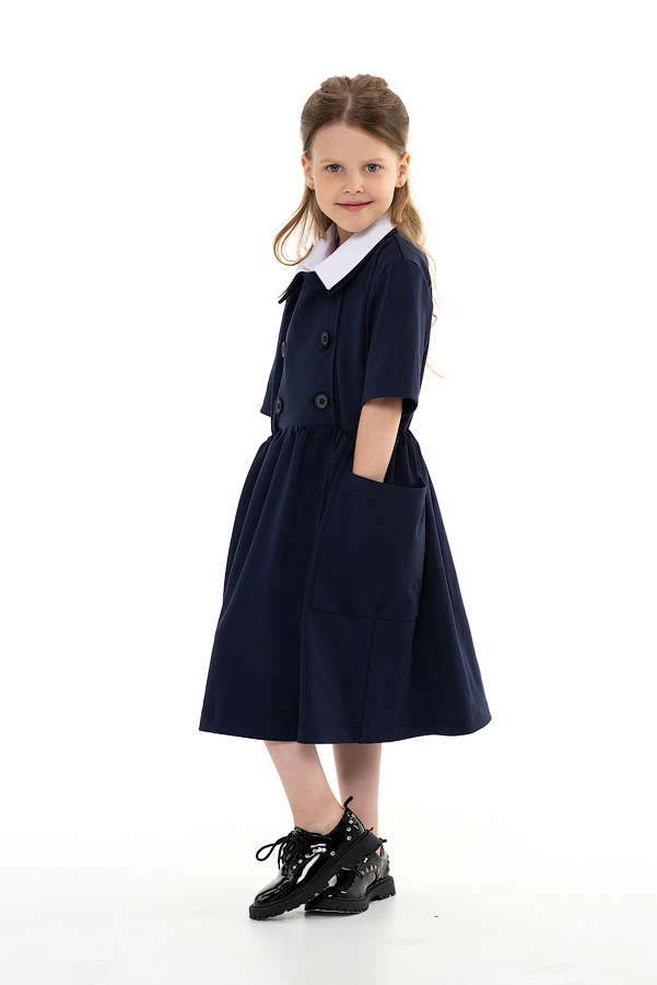 Синее школьное платье с двубортной застежкой и накладными карманами