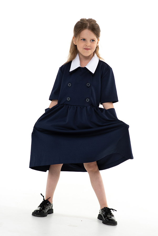 Синее школьное платье с двубортной застежкой и накладными карманами