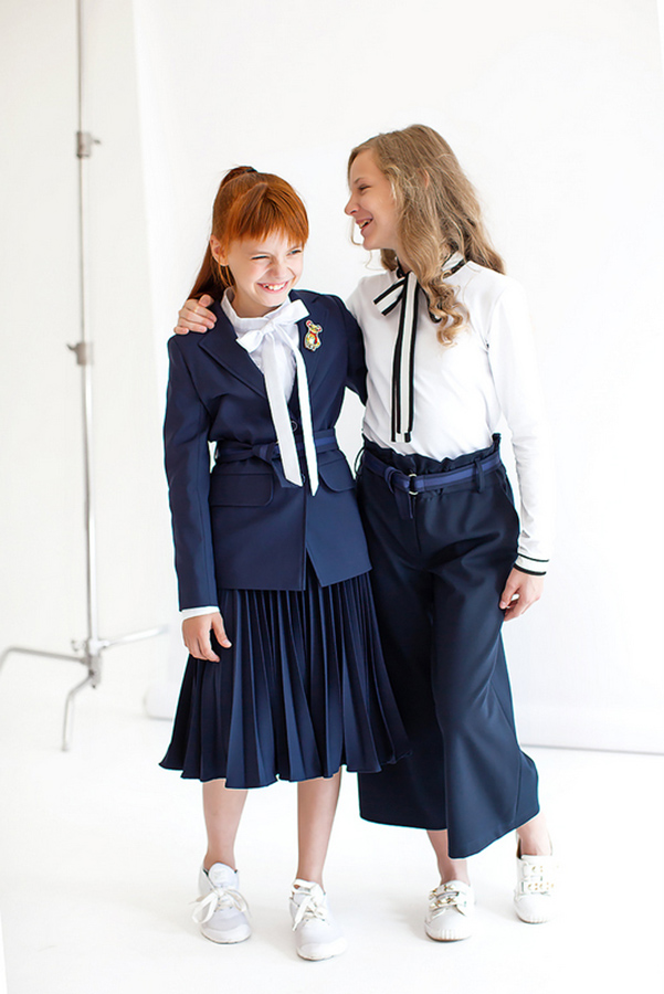 Удлиненный синий школьный пиджак для девочки