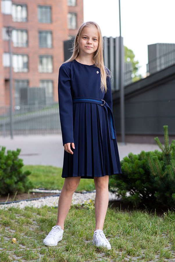 Синее школьное платье с запахом и плиссированной юбкой