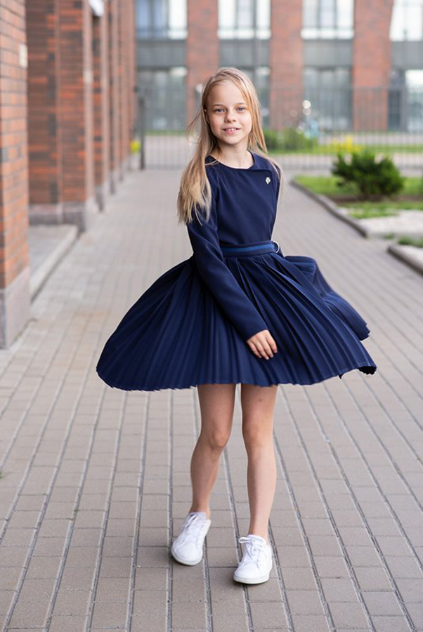 Синее школьное платье с запахом и плиссированной юбкой