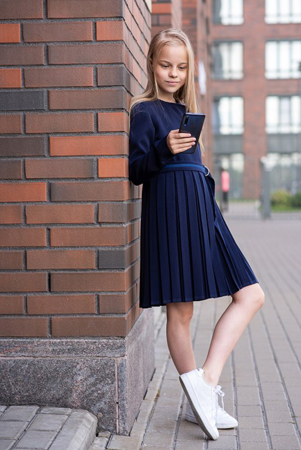Синее школьное платье с запахом и плиссированной юбкой
