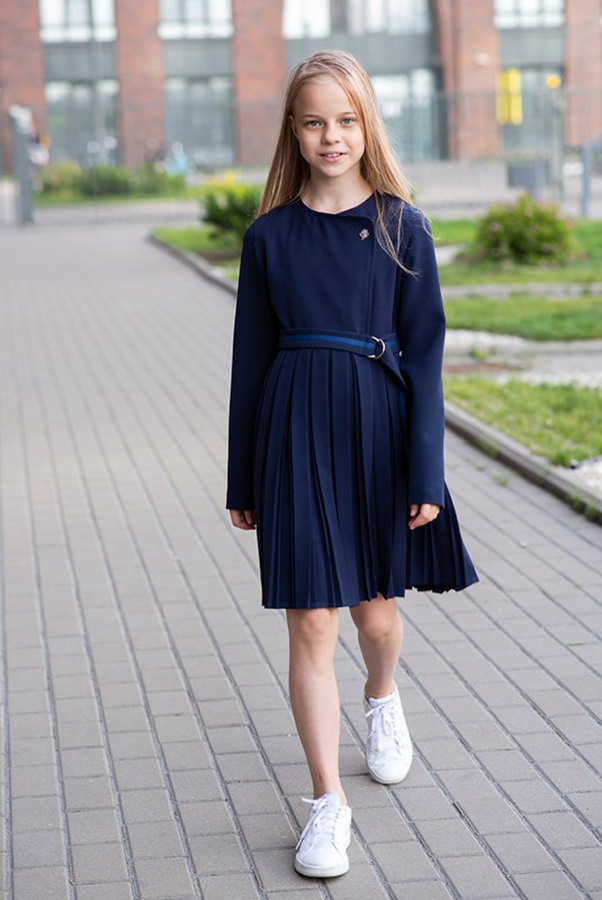 Синее школьное платье с запахом и плиссированной юбкой