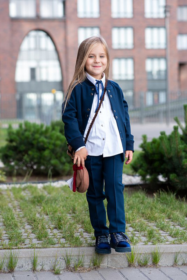 Белая школьная блузка с защипами