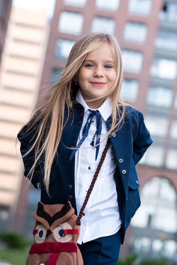 Белая школьная блузка с защипами