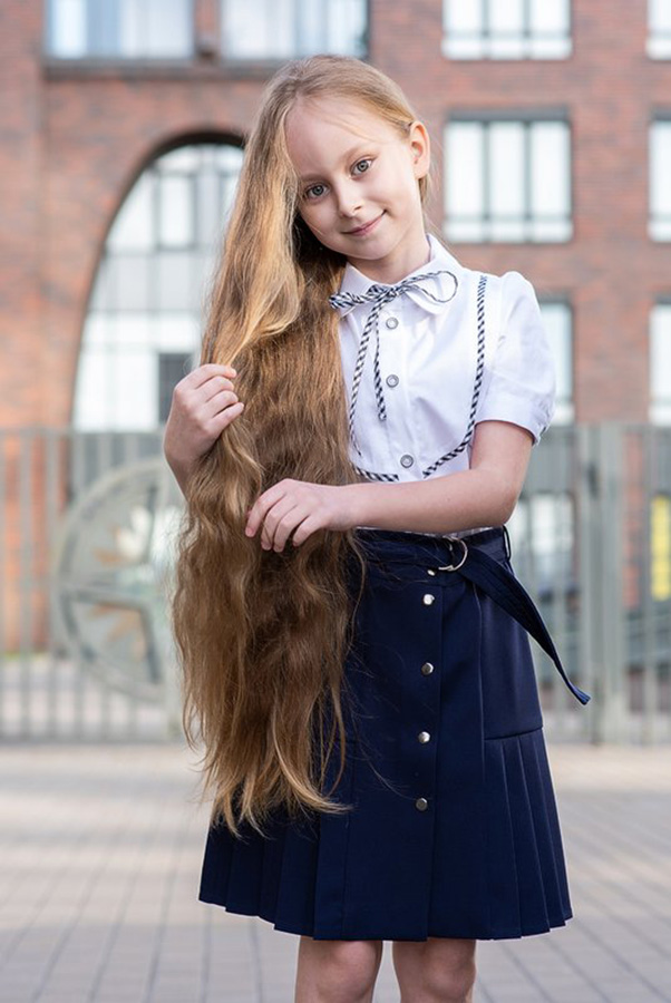 Белая школьная блузка с кокеткой на лифе и коротким рукавом