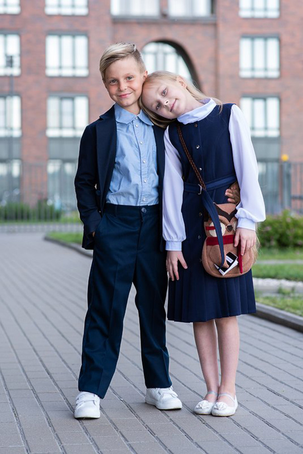 Белая школьная блузка-бадлон с шифоновыми рукавами