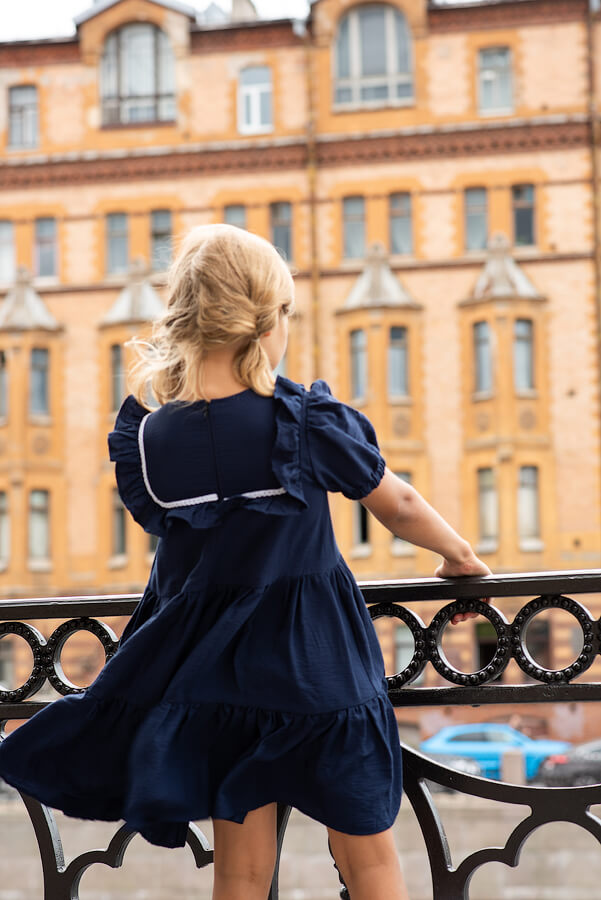 Синее школьное платье с кокеткой и воланами с кружевной отделкой