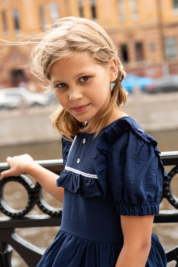 Синее школьное платье с кокеткой и воланами с кружевной отделкой