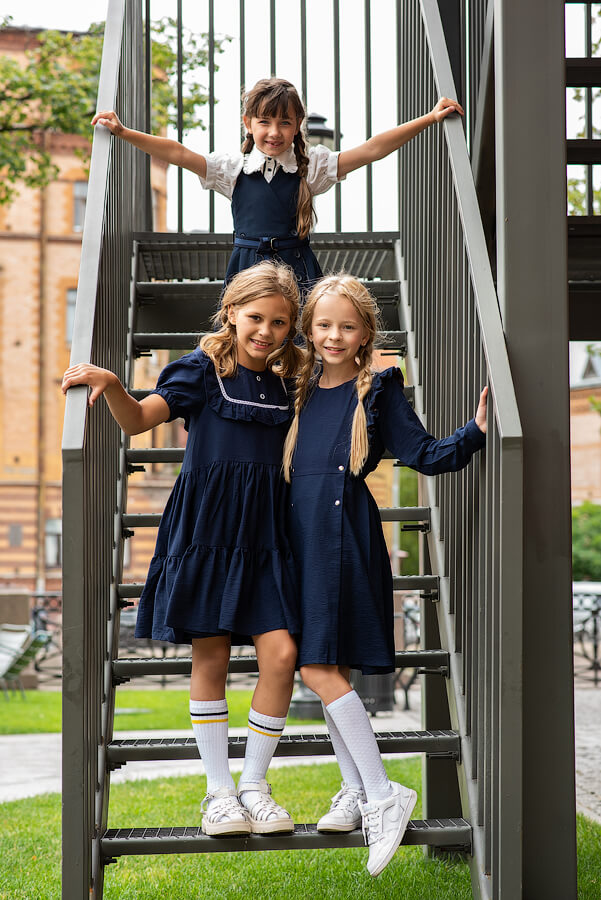 Синее школьное платье с кокеткой и воланами с кружевной отделкой