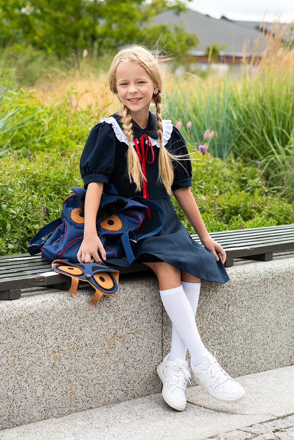 Синее детское школьное платье с расклешенной юбкой