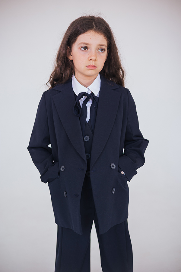 Двубортный удлиненный синий школьный жакет для девочки