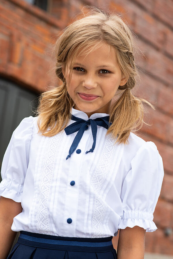 с защипами и кружевом на кокетке