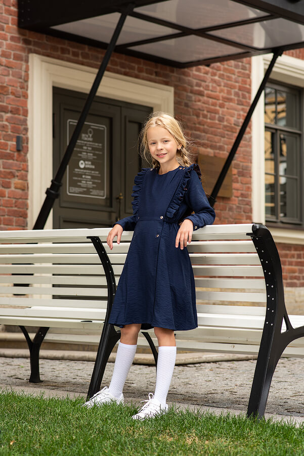 Двубортное синее школьное платье с воланами на лифе