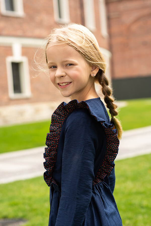 Двубортное синее школьное платье с воланами на лифе