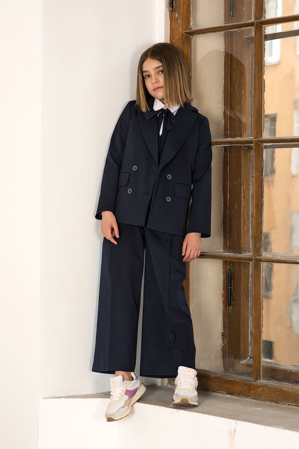 Широкие детские синие школьные брюки со стрелками на девочку