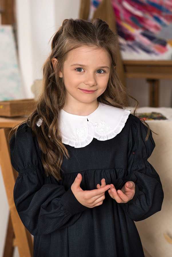 Синее школьное платье свободного кроя с завышенной талией и съемным воротником