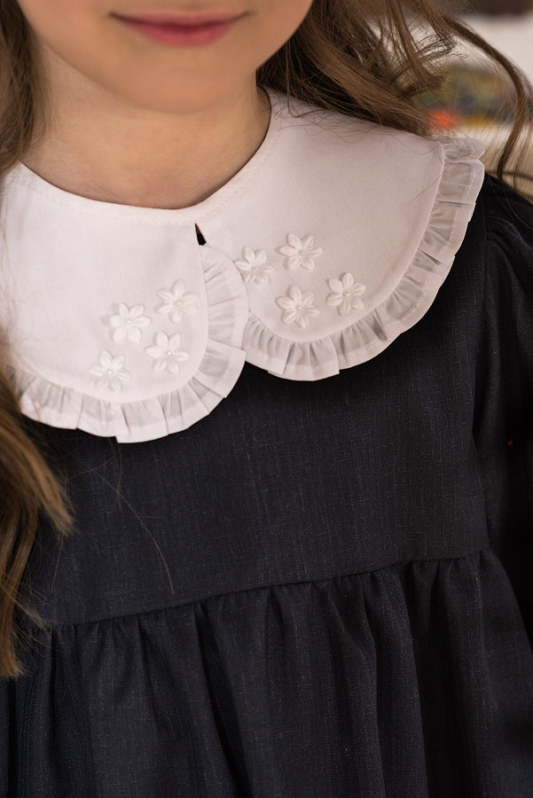 Синее школьное платье свободного кроя с завышенной талией и съемным воротником