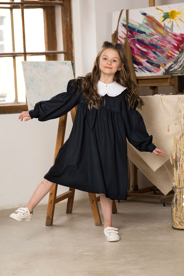 Синее школьное платье свободного кроя с завышенной талией и съемным воротником