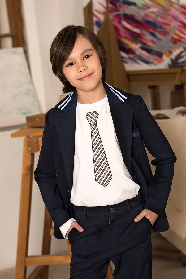 Белый детский лонгслив для мальчика с принтом-галстуком