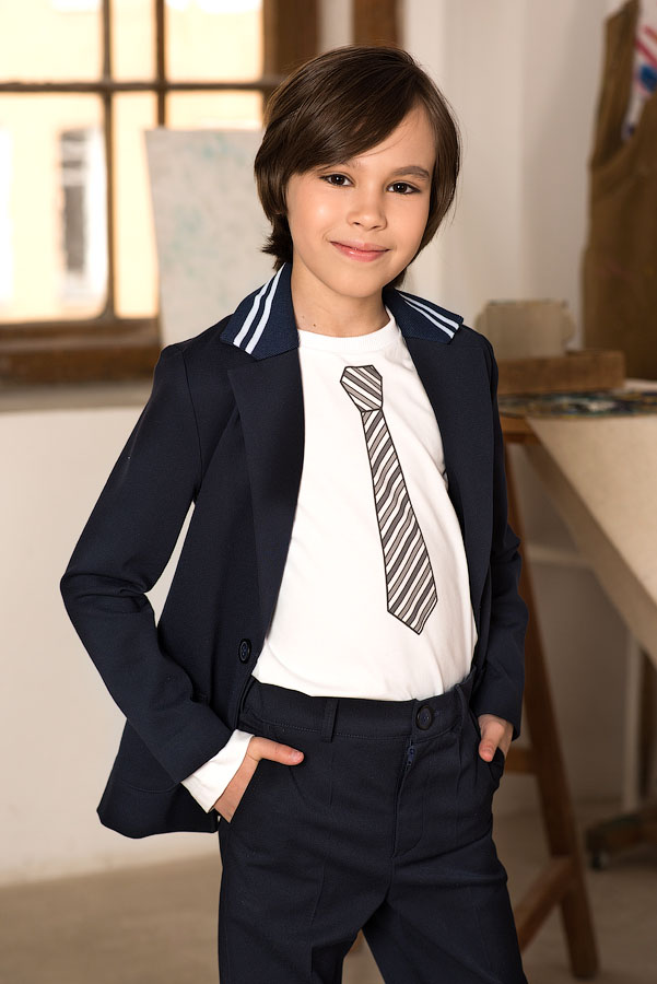 Белый детский лонгслив для мальчика с принтом-галстуком