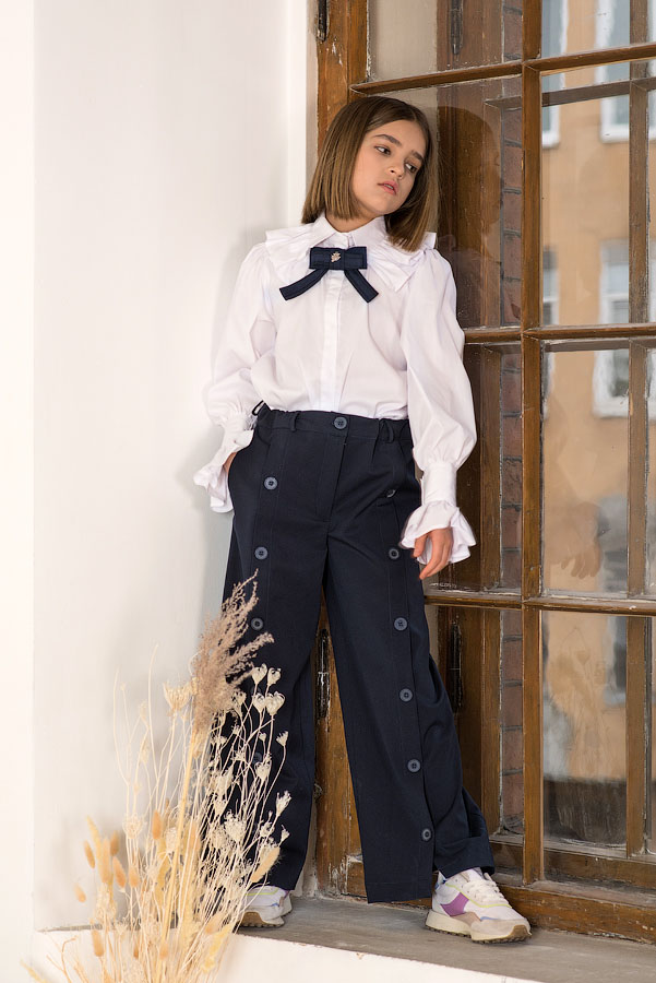 Нарядная белая школьная блузка с воротником-жабо и пышным рукавом