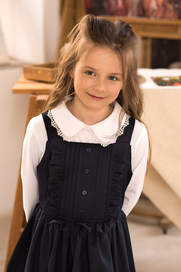 Трикотажная белая школьная блузка с кружевным воротничком