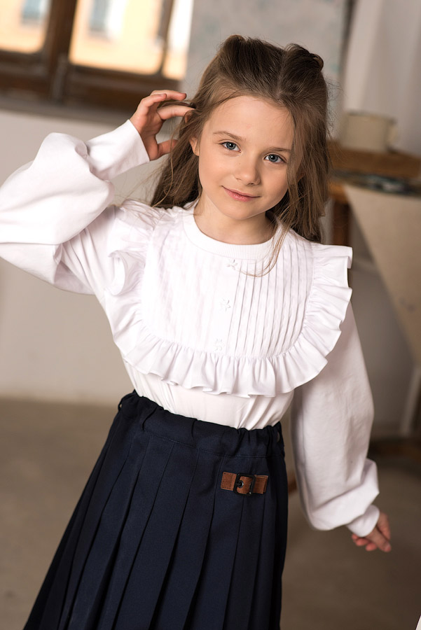 Нарядная белая трикотажная школьная блузка с кокеткой и декоративными защипами