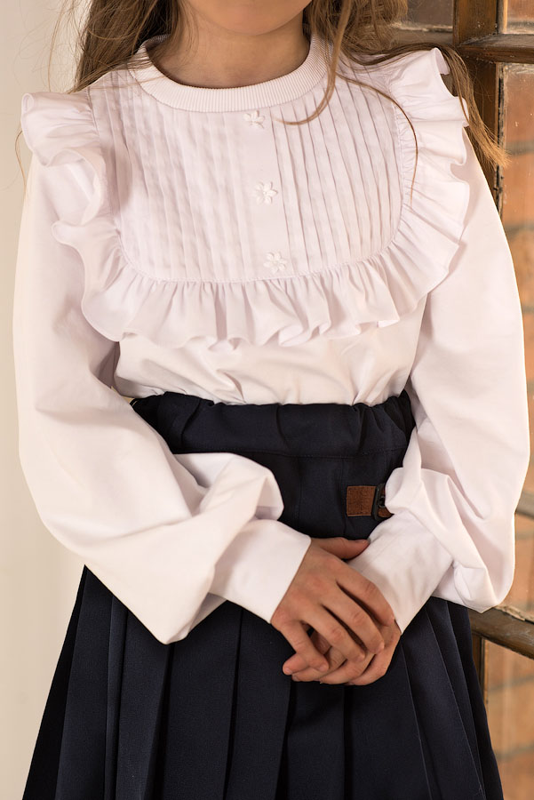 Нарядная белая трикотажная школьная блузка с кокеткой и декоративными защипами