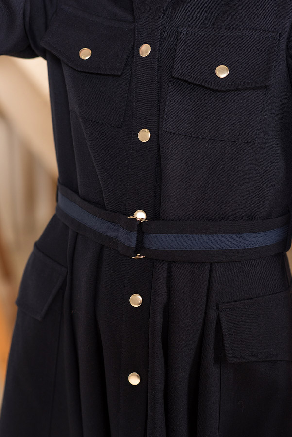 Синее школьное платье-рубашка с накладными карманами и съемным белым воротничком