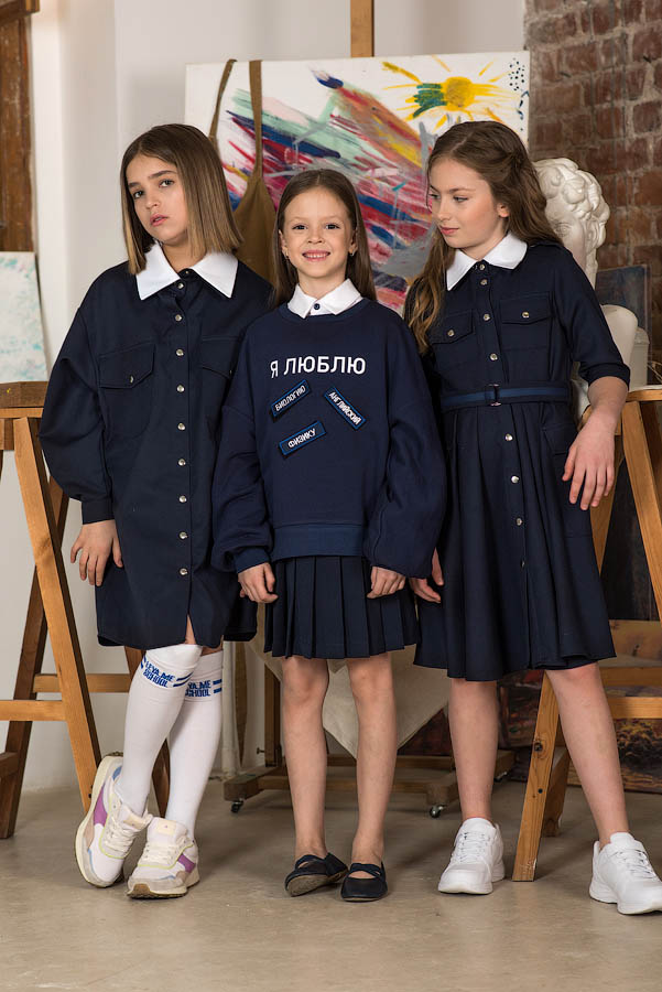 Синее школьное платье-рубашка с накладными карманами и съемным белым воротничком