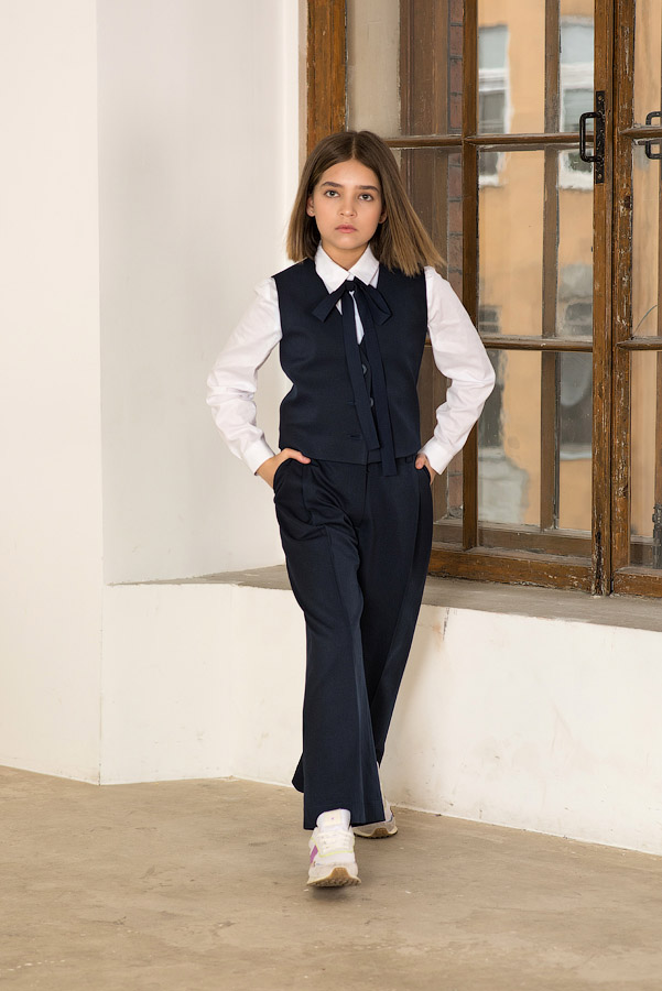 Синий школьный жилет для девочки