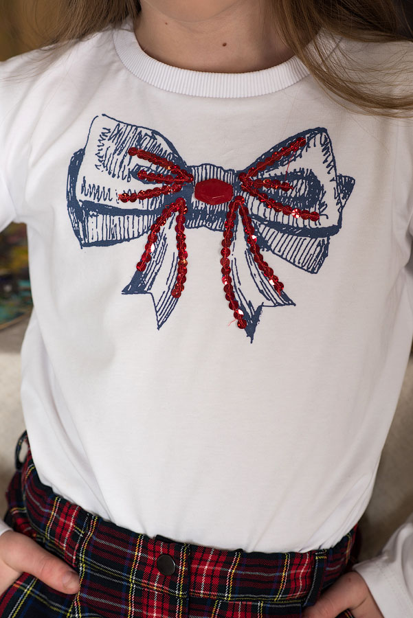 Белый детский лонгслив для девочки с принтом в виде красно-синего банта