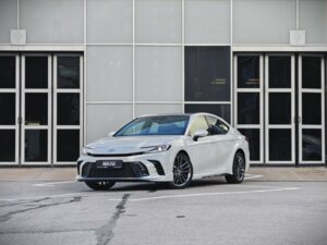 Новый Toyota Camry 2025 2.0hyb CVT (197 л.с.) Sport PLUS  - фото 2