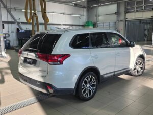 Mitsubishi Outlander 2015 2.0 CVT (146 л.с.) 4WD Instyle 2017 c пробегом - фото 2