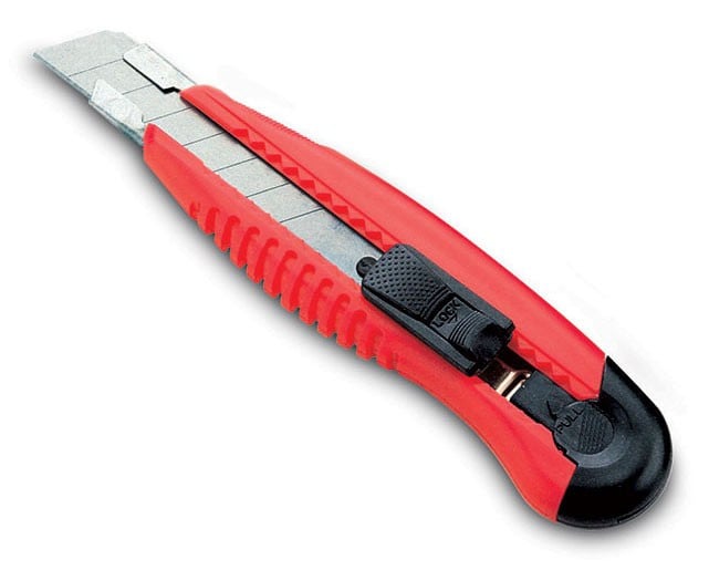 Нож канцелярский Kw-Trio 03713red шир.лез.18мм усиленный 2 сменных лезвия металл красный блистер
