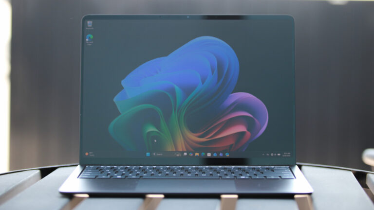 Новый бизнес-ноутбук Surface Laptop от Microsoft оснащен экраном с защитой от посторонних глаз и оригинальной тактильной обратной связью.