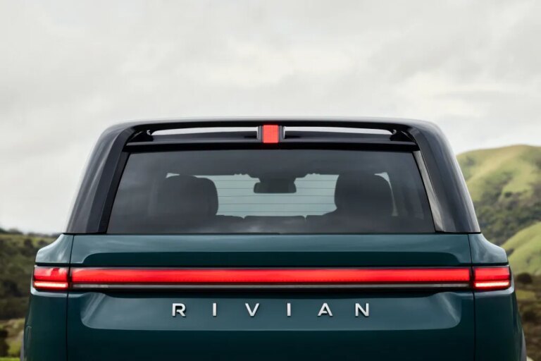 Компания Rivian начнет поставки первых внедорожников R2 9 июня.
