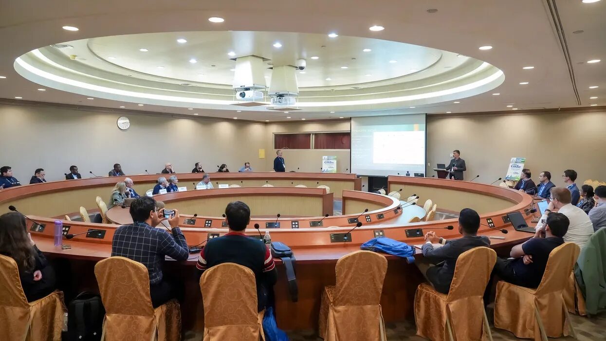 Общество IEEE помогает исследователям найти следующего корпоративного спонсора. 12 Общество IEEE помогает исследователям найти следующего корпоративного спонсора.