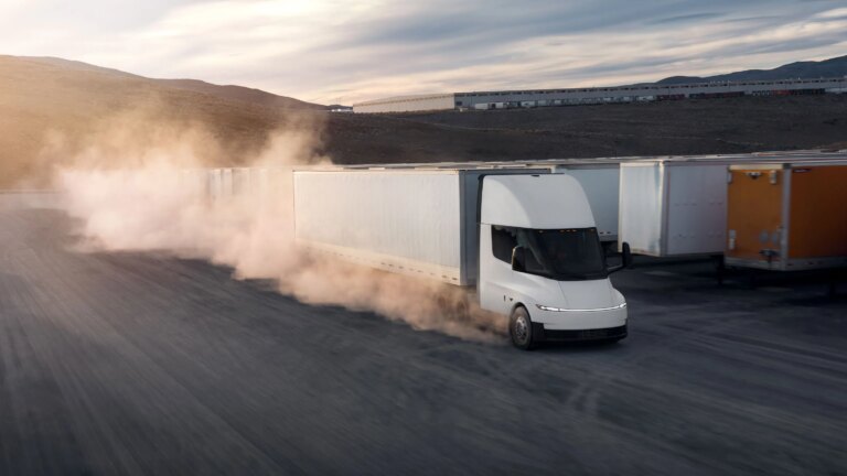 Tesla Semi может сыграть важную роль в развитии электрогрузоперевозок. 1 Tesla Semi может сыграть важную роль в развитии электрогрузоперевозок.