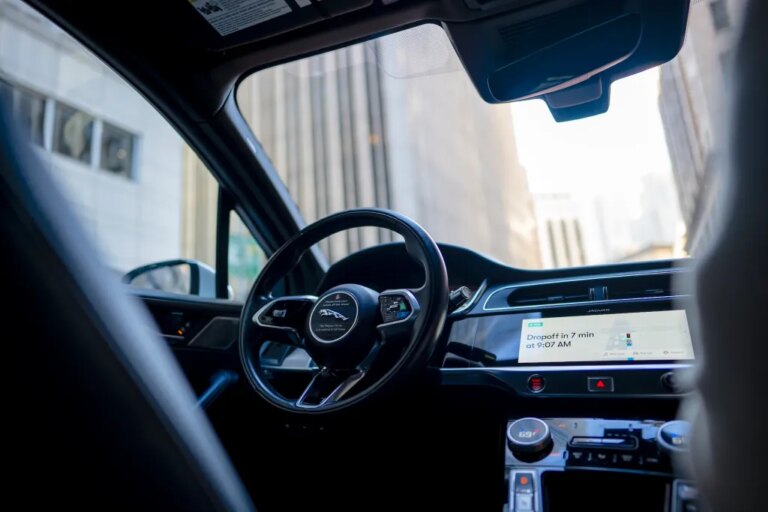 Компания Waymo расширяет приостановку работы сервиса на четыре города, поскольку роботакси продолжают съезжать в затопленные районы. 1 Компания Waymo расширяет приостановку работы сервиса на четыре города, поскольку роботакси продолжают съезжать в затопленные районы.