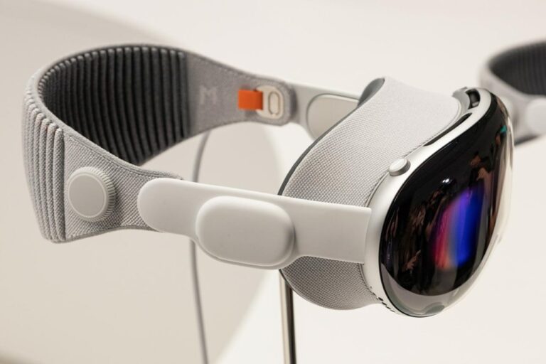 Apple сворачивает Vision Pro — ставка уходит в «умные» очки