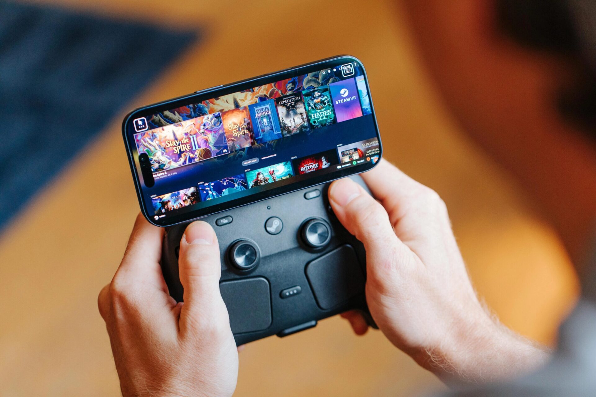 Этот аксессуар позволяет прикрепить контроллер Steam к вашему телефону — или практически к чему угодно другому. 9 Этот аксессуар позволяет прикрепить контроллер Steam к вашему телефону — или практически к чему угодно другому.