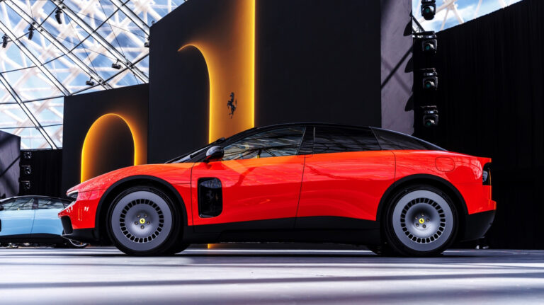 Представлен Ferrari Luce: первый автомобиль от дизайнерского дома Джони Айва.