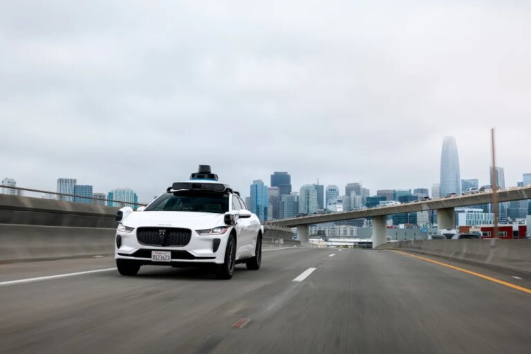 Компания Waymo приостановила поездки по автомагистрали после столкновений роботакси в зонах строительства.