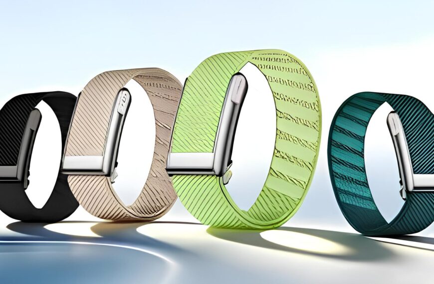 Четыре разноцветных браслета из текстурированной стали на светлом фоне.