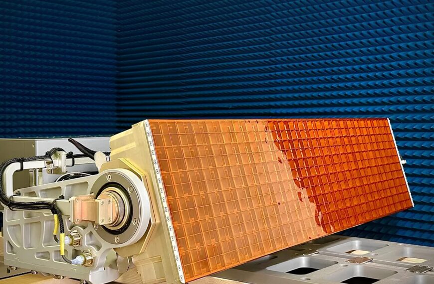 Антенна в безэховой камере для тестирования, солнечная панель оранжевого цвета.